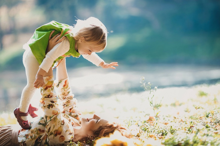 mother-daughter-lie-grass